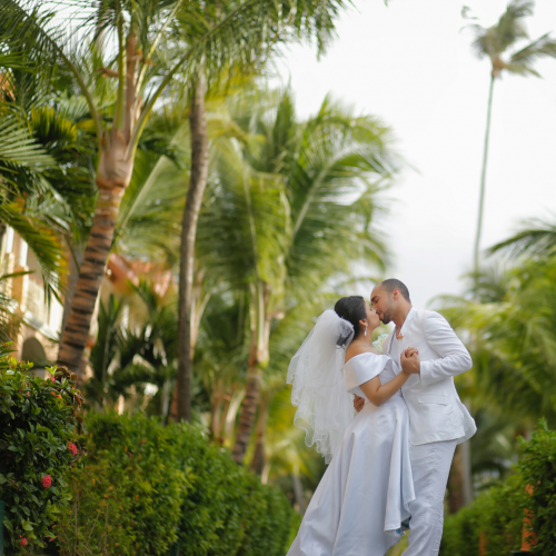Pros and cons of destination weddings
